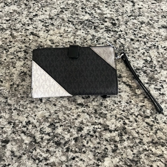 Authentic Michael Kors Wallet - Picture 2 of 4